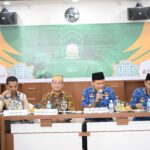 Wakil Gubernur Aceh, Fadhlullah, menyambut kunjungan kerja Komite II Dewan Perwakilan Daerah (DPD) RI ke Aceh dalam rangka pengawasan atas pelaksanaan Undang-Undang Nomor 22 Tahun 2001 tentang Minyak dan Gas Bumi, di Kantor Gubernur Aceh, Senin (17/2). Foto: Biro Adpim