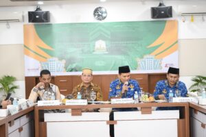 Wakil Gubernur Aceh, Fadhlullah, menyambut kunjungan kerja Komite II Dewan Perwakilan Daerah (DPD) RI ke Aceh dalam rangka pengawasan atas pelaksanaan Undang-Undang Nomor 22 Tahun 2001 tentang Minyak dan Gas Bumi, di Kantor Gubernur Aceh, Senin (17/2). Foto: Biro Adpim