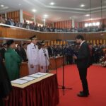 Gubernur Aceh, Muzakir Manaf, melantik Bupati dan Wakil Bupati Aceh Selatan periode 2025-2030, H. Mirwan MS, SE. M.Sos dan H. Baital Mukdis, SE di Kantor DPRK Aceh Selatan 17/02/2025. Foto: Biro Adpim