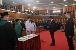 Gubernur Aceh, Muzakir Manaf, melantik Bupati dan Wakil Bupati Aceh Selatan periode 2025-2030, H. Mirwan MS, SE. M.Sos dan H. Baital Mukdis, SE di Kantor DPRK Aceh Selatan 17/02/2025. Foto: Biro Adpim