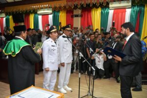 Gubernur Aceh Muzakir Manaf, mengambil Sumpah Jabatan dan Melantik Dr. Sayuti Abubakar,SH. MH Sebagai Walikota dan Huseini, SE Sebagai Wakil Walikota Lhokseumawe Periode 2025-2030 pada Rapat Paripurna Dprk Lhokseumawe, Senin, 17/02/2025. Foto: Biro Adpim