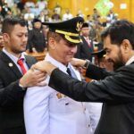 Gubernur Aceh Muzakir Manaf, mengambil sumpah jabatan dan melantik Irjen. Pol (P). Drs. Armia Fahmi , MH sebagai Bupati Aceh Tamiang, dan Ismail, SEI sebagai Wakil Bupati Aceh Tamiang periode 2025-2030, pada Rapat Paripurna DPRK Aceh Tamiang , di Gedung DPRK Aceh Tamiang, Senin, 17/2/2025. Foto: Biro Adpim