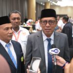 Plt Sekda Aceh, Drs. Alhudri, MM., membuka Rapat Kerja Provinsi (Rakerprov) Komite Olahraga Nasional Indonesia (KONI) Provinsi Aceh, di Landmark BSI, Jumat 21/02/2025 malam. Foto: Biro Adpim