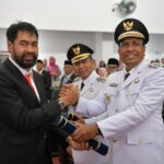 Gubernur Aceh Muzakir Manaf, mengambil Sumpah Jabatan dan Melantik H. Sibral Malasy MA. S.Sos Sebagai Bupati dan Hasan Basri, ST. MM sebagai Wakil Bupati Pidie Jaya periode 2025-2030 pada Rapat Paripurna DPRK Pidie Jaya, di Gedung DPR Kabupaten Pidie Jaya, Meureudu, Selasa, 18/02/2025. Foto: Biro Adpim