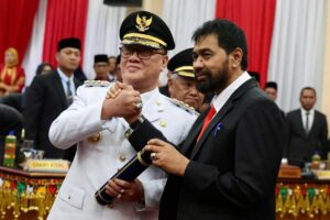 Gubernur Aceh Muzakir Manaf, mengambil sumpah jabatan dan melantik Ir. H. Tagore Abubakar sebagai Bupati Bener Meriah, dan Ir. Armia sebagai Wakil Bupati Bener Meiah periode 2025-2030, pada Rapat Paripurna DPRK Bener Meriah , di Gedung DPRK Bener Meriah, Selasa, 18/2/2025. Foto: Biro Adpim