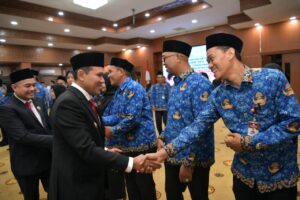 Wakil Gubernur Aceh, Fadhlullah, SE melakukan Pengangkatan dan Pelantikan Pegawai Negeri Sipil Dalam Jabatan Fungsional di Lingkungan Pemerintah Aceh di Gedung Serbaguna Setda Aceh, Rabu, 19/02/2025. Foto: Biro Adpim