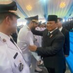 Presiden Republik Indonesia, Prabowo Subianto, menyambut Gubernur Aceh Muzakir Manaf (Mualem) dengan sambutan hangat di Istana Kepresidenan, Jakarta, Kamis (20/2/2025). Foto: Biro Adpim