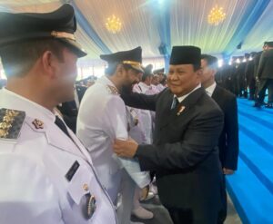 Presiden Republik Indonesia, Prabowo Subianto, menyambut Gubernur Aceh Muzakir Manaf (Mualem) dengan sambutan hangat di Istana Kepresidenan, Jakarta, Kamis (20/2/2025). Foto: Biro Adpim