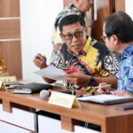 Plt Sekda Aceh, Drs. Alhudri, M.M. Saat menggelar rapat perdana dengan Para Asisten Sekda, Staf Ahli Gubernur, serta Kepala SKPA/Biro jajaran Pemerintah Aceh, di Ruang Rapat P3K Setda Aceh, Kamis, 20/2/2025. Foto: Biro Adpim