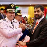 Gubernur Aceh Muzakir Manaf, mengambil sumpah jabatan dan melantik Drs. Haili Yoga M.Si, sebagai Bupati Aceh Tengah, dan Muchsin Hasan M.Sp sebagai Wakil Bupati Aceh Tengah periode 2025-2030, pada Rapat Paripurna DPRK Aceh Tengah , di Gedung Olahraga Seni (GOS) Aceh Tengah, Selasa, 18/2/2025. Foto: Biro Adpim