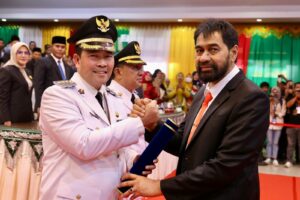 Gubernur Aceh Muzakir Manaf, mengambil sumpah jabatan dan melantik Drs. Haili Yoga M.Si, sebagai Bupati Aceh Tengah, dan Muchsin Hasan M.Sp sebagai Wakil Bupati Aceh Tengah periode 2025-2030, pada Rapat Paripurna DPRK Aceh Tengah , di Gedung Olahraga Seni (GOS) Aceh Tengah, Selasa, 18/2/2025. Foto: Biro Adpim