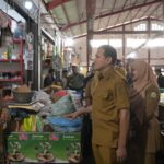 Wakil Gubernur Aceh, Fadhlullah, didampingi Asisten II, Zulkifli, dan Skpa terkait meninjau aktivitas jual-beli menjelang bulan suci Ramadan, di Pasar Almahira Lamdingin Banda Aceh, Selasa 25/02/2025. Foto: Biro Adpim