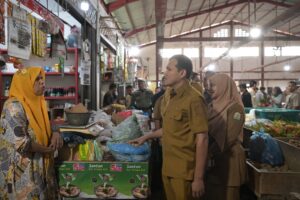 Wakil Gubernur Aceh, Fadhlullah, didampingi Asisten II, Zulkifli, dan Skpa terkait meninjau aktivitas jual-beli menjelang bulan suci Ramadan, di Pasar Almahira Lamdingin Banda Aceh, Selasa 25/02/2025. Foto: Biro Adpim