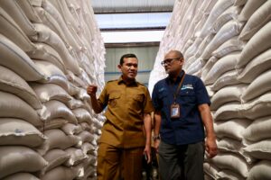 Wakil Gubernur Aceh, Fadhlullah, S.E., didampingi intansi terkait, meninjau ketersediaan beras di Gudang Bulog menjelanh Ramadan, di Lambaro, Aceh Besar, Senin, 24/2/2025. Foto: Biro Adpim