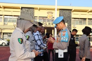 Kepolisian Resor Kota (Polresta) Banda Aceh, Divisi Profesi dan Pengamanan (Propam) menggelar inspeksi mendadak (sidak) terhadap ponsel para personel, Kamis (31/1/2025). Foto: InfoPublik