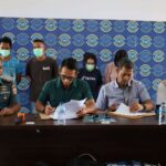 Danlanal Dumai, Kolonel Laut (P) Boy Yopi Hamel (kedua dari kiri) saat konferensi pers tentang calon PMI ilegal di Bengkalis, Riau Foto: TNI AL