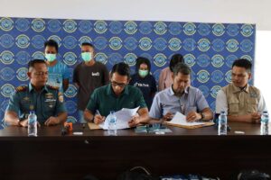 Danlanal Dumai, Kolonel Laut (P) Boy Yopi Hamel (kedua dari kiri) saat konferensi pers tentang calon PMI ilegal di Bengkalis, Riau Foto: TNI AL