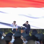 Presiden Prabowo Subianto (kanan) didampingi Mendagri Tito Karnavian hormat saat menyanyikan lagu Indonesia Raya dalam upacara pelantikan kepala daerah terpilih di kompleks Istana Kepresidenan, Jakarta, Kamis (20/2/2025). (Foto: ANTARA FOTO/Galih Pradipta/sgd/rwa)