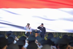 Presiden Prabowo Subianto (kanan) didampingi Mendagri Tito Karnavian hormat saat menyanyikan lagu Indonesia Raya dalam upacara pelantikan kepala daerah terpilih di kompleks Istana Kepresidenan, Jakarta, Kamis (20/2/2025). (Foto: ANTARA FOTO/Galih Pradipta/sgd/rwa)