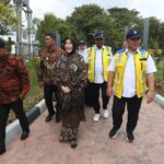 Wali Kota Banda Aceh Illiza Sa'aduddin Djamal saat melakukan kunjungan ke Bendung Karet di Gampong Jurong Peujerua, Aceh Besar Kamis (13/2/2025). Foto : Humas Pemko Banda Aceh