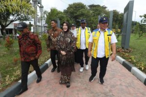 Wali Kota Banda Aceh Illiza Sa'aduddin Djamal saat melakukan kunjungan ke Bendung Karet di Gampong Jurong Peujerua, Aceh Besar Kamis (13/2/2025). Foto : Humas Pemko Banda Aceh