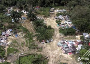 Kampung yang dihuni puluhan WNI ilegal di Nilai Spring, Negeri Sembilan, Malaysia, digerebek Imigrasi dan dihancurkan .Foto: Dok Imigrasi Malaysia