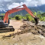 Alat berat diturunkan menangani banjir luapan sungai di Aceh Tenggara. (Foto: Pusdalops-PB BPBD Aceh Tenggara)