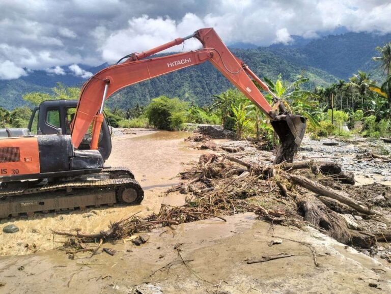 Alat berat diturunkan menangani banjir luapan sungai di Aceh Tenggara. (Foto: Pusdalops-PB BPBD Aceh Tenggara)