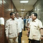 Presiden Prabowo Subianto (kanan) mengunjungi Kantor Kementerian Pertanian, Senin (3/2/2025), dan disambut Menteri Pertanian, Andi Amran Sulaiman (kiri). Foto: Humas Kementan