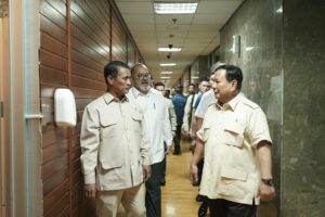 Presiden Prabowo Subianto (kanan) mengunjungi Kantor Kementerian Pertanian, Senin (3/2/2025), dan disambut Menteri Pertanian, Andi Amran Sulaiman (kiri). Foto: Humas Kementan