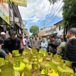 Wapres Gibran Rakabuming mendatangi salah satu pangkalan gas 3 kg bernama Toko Merry yang terletak di Pasar Manggis, Kecamatan Setiabudi, Kota Jakarta Selatan, Rabu (5/2/2025). Foto: Setwapres RI