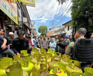 Wapres Gibran Rakabuming mendatangi salah satu pangkalan gas 3 kg bernama Toko Merry yang terletak di Pasar Manggis, Kecamatan Setiabudi, Kota Jakarta Selatan, Rabu (5/2/2025). Foto: Setwapres RI