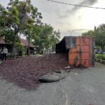 Kondisi Truk Fuso pengangkut inti kelapa sawit terbalik di Jalan Simpang Dodik. Foto: AcehPortal