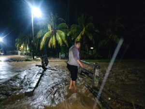 Banjir landa Kecamatan Kuta Makmur. Foto: Dok. Polres Lhokseumawe