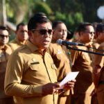 Plt Sekda Aceh, Drs. Alhudri, M.M, mewakili Gubernur Aceh memberi arahan dalam apel pagi yang diikuti para Asisten Sekda, Staf Ahli Gubernur, Kepala SKPB/Biro dan seluruh ASN di lingkungan Setda Aceh, di Halaman Kantor Gubernur Aceh, Senin, 3/3/2024. Foto: Humas Pemerintah Aceh.