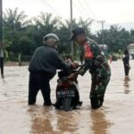 Banjir Rendam Jalan di Subulussalam, TNI Sigap Bantu Pengendara. Foto : Pendim Subulussalam