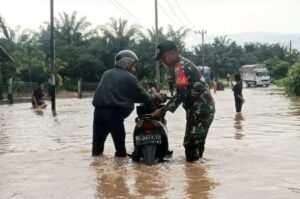 Banjir Rendam Jalan di Subulussalam, TNI Sigap Bantu Pengendara. Foto : Pendim Subulussalam