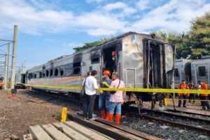 Garis polisi telah terpasang di gerbong kereta api yang terbakar di Stasiun Tugu, Yogyakarta, Kamis (13/3/2025). (Foto: Istimewa)