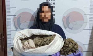 Seorang wanita berusia 57 tahun di Kabupaten Bener Meriah harus berurusan dengan hukum setelah diamankan oleh Satresnarkoba Polres Bener Meriah dalam kasus peredaran narkotika jenis ganja. Foto: Humas Polres Bener Meriah