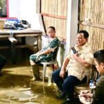 Prabowo Subianto menginstruksikan para pejabat terkait untuk menangani dampak banjir di Babelan, Kabupaten Bekasi, Jawa Barat (Foto: Sekretariat Kabinet)