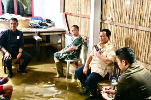 Prabowo Subianto menginstruksikan para pejabat terkait untuk menangani dampak banjir di Babelan, Kabupaten Bekasi, Jawa Barat (Foto: Sekretariat Kabinet)