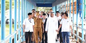 Wakil Gubernur Aceh, Fadhlullah, bersama Dubes UEA dan rombongan meninjau pelabuhan Sabang didampingi Kepala BPKS dan Pemkot Sabang, Senin (10/3). Foto: Biro Adpim