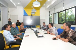 Wakil Gubernur Aceh, H. Fadhlullah, melakukan kunjungan ke PT Pupuk Iskandar Muda (PT PIM) pada Kamis (13/3/2025). Foto: Biro Adpim