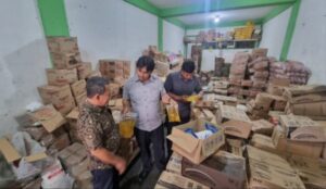 Personel Polres Aceh Barat melihat stok minyak goreng subsidi Minyakita disalah satu penyalur. (Foto: dok. Polres Aceh Barat)