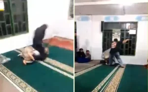 Sekelompok pelaku terlihat memukul korban yang tengah melaksanakan tadarus di masjid. Foto: Tangkapan layar.