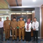 Plt Sekda Aceh, Drs. Alhudri MM., menerima kunjungan Kepala Perwakilan BKKBN Provinsi Aceh, Safrina Salim, di Ruang Rapat Sekda Aceh. Dalam pertemuan tersebut, juga hadir Kepala Biro Administrasi Pimpinan Setda Aceh, Akkar Arafat dan Kepala Biro Keistimewaan Aceh dan Kesejahteraan Rakyat Setda Aceh, Yusrizal. Foto: Biro Adpim