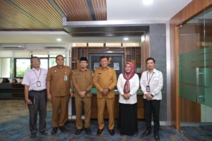 Plt Sekda Aceh, Drs. Alhudri MM., menerima kunjungan Kepala Perwakilan BKKBN Provinsi Aceh, Safrina Salim, di Ruang Rapat Sekda Aceh. Dalam pertemuan tersebut, juga hadir Kepala Biro Administrasi Pimpinan Setda Aceh, Akkar Arafat dan Kepala Biro Keistimewaan Aceh dan Kesejahteraan Rakyat Setda Aceh, Yusrizal. Foto: Biro Adpim