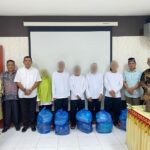 Direktur RSJ Aceh dan Tim mengantar 5 pasien jiwa sembuh klinis yang beralamat di kabupaten Simeulue diterima secara simbolis oleh Bupati Simeulue di Aula Poliklinik RSUD Simeulue, Sabtu (15/03/2025). Foto: Humas RSJ Aceh