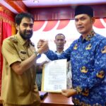 Gubernur Aceh, H. Muzakir Manaf, menyerahkan SK Plt Sekda Aceh kepada Kadispora Aceh, M Nasir, di Meuligoe Gubernur Aceh, Senin, 17//3/2025. Foto: Biro Adpim