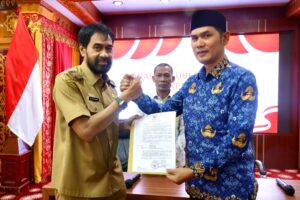 Gubernur Aceh, H. Muzakir Manaf, menyerahkan SK Plt Sekda Aceh kepada Kadispora Aceh, M Nasir, di Meuligoe Gubernur Aceh, Senin, 17//3/2025. Foto: Biro Adpim